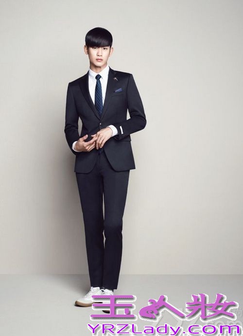 韩国男星金秀贤因在电视剧《来自星星的你》中饰演“都敏俊”而迅速爆红，成为很多女生心目中男神。近日，金秀贤也拍摄了一组时尚写真，犀利的眼神仿佛是都教授再次“上身”，下面就一起来看看这组写真图片吧！