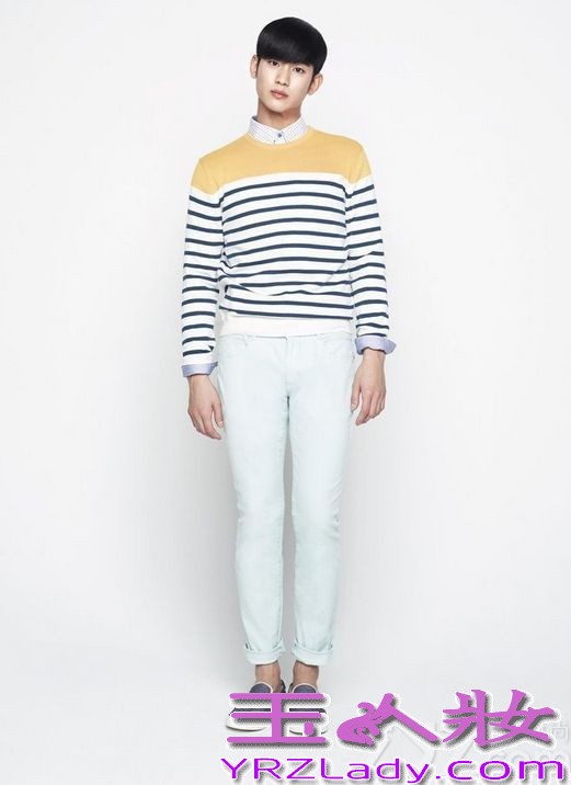 韩国男星金秀贤因在电视剧《来自星星的你》中饰演“都敏俊”而迅速爆红，成为很多女生心目中男神。近日，金秀贤也拍摄了一组时尚写真，犀利的眼神仿佛是都教授再次“上身”，下面就一起来看看这组写真图片吧！