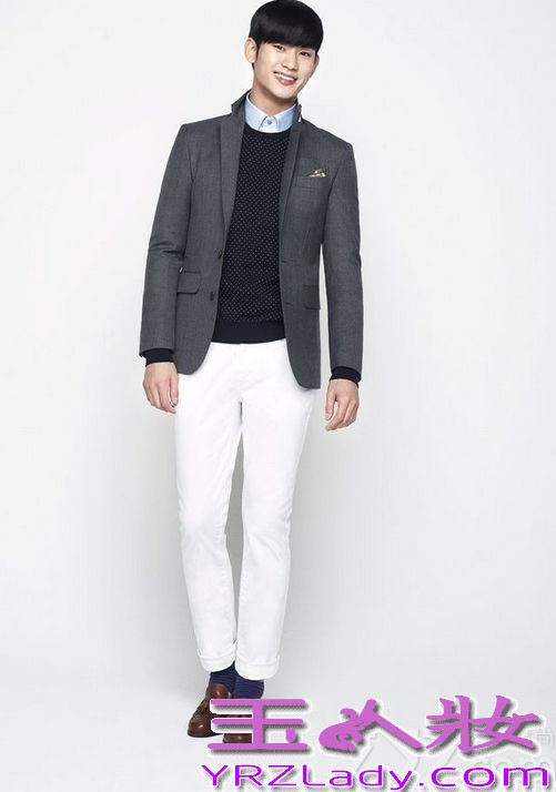 韩国男星金秀贤因在电视剧《来自星星的你》中饰演“都敏俊”而迅速爆红，成为很多女生心目中男神。近日，金秀贤也拍摄了一组时尚写真，犀利的眼神仿佛是都教授再次“上身”，下面就一起来看看这组写真图片吧！