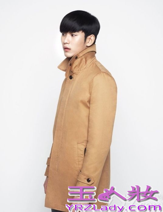 韩国男星金秀贤因在电视剧《来自星星的你》中饰演“都敏俊”而迅速爆红，成为很多女生心目中男神。近日，金秀贤也拍摄了一组时尚写真，犀利的眼神仿佛是都教授再次“上身”，下面就一起来看看这组写真图片吧！