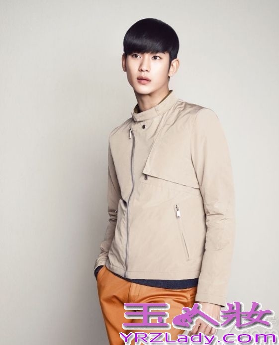 韩国男星金秀贤因在电视剧《来自星星的你》中饰演“都敏俊”而迅速爆红，成为很多女生心目中男神。近日，金秀贤也拍摄了一组时尚写真，犀利的眼神仿佛是都教授再次“上身”，下面就一起来看看这组写真图片吧！