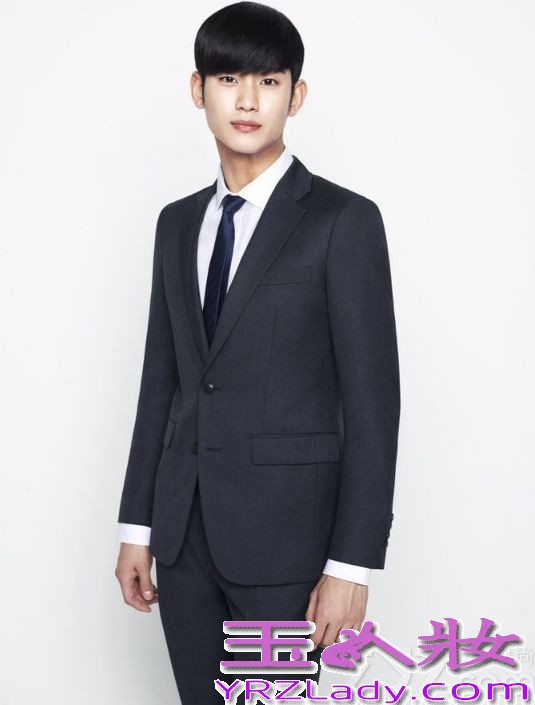 韩国男星金秀贤因在电视剧《来自星星的你》中饰演“都敏俊”而迅速爆红，成为很多女生心目中男神。近日，金秀贤也拍摄了一组时尚写真，犀利的眼神仿佛是都教授再次“上身”，下面就一起来看看这组写真图片吧！