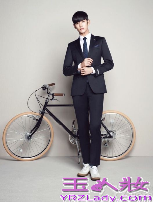 韩国男星金秀贤因在电视剧《来自星星的你》中饰演“都敏俊”而迅速爆红，成为很多女生心目中男神。近日，金秀贤也拍摄了一组时尚写真，犀利的眼神仿佛是都教授再次“上身”，下面就一起来看看这组写真图片吧！