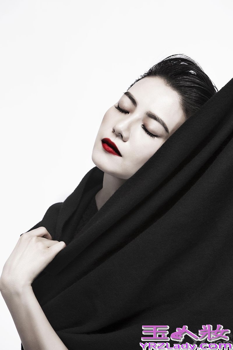 近日，高圆圆为某时尚电影杂志拍摄了一组封面大片，高圆圆首次大胆突破，一改往日优雅清纯的“女神”形象，硬朗帅气的风格和极具冲击力的视觉效果，赋予这组写真一种神秘的性感。非黑即白的画面里一抹鲜艳红唇跃然纸面，犹如上世纪三四十年代希区柯克电影里的女主角，神秘诡谲却冷艳迷人。