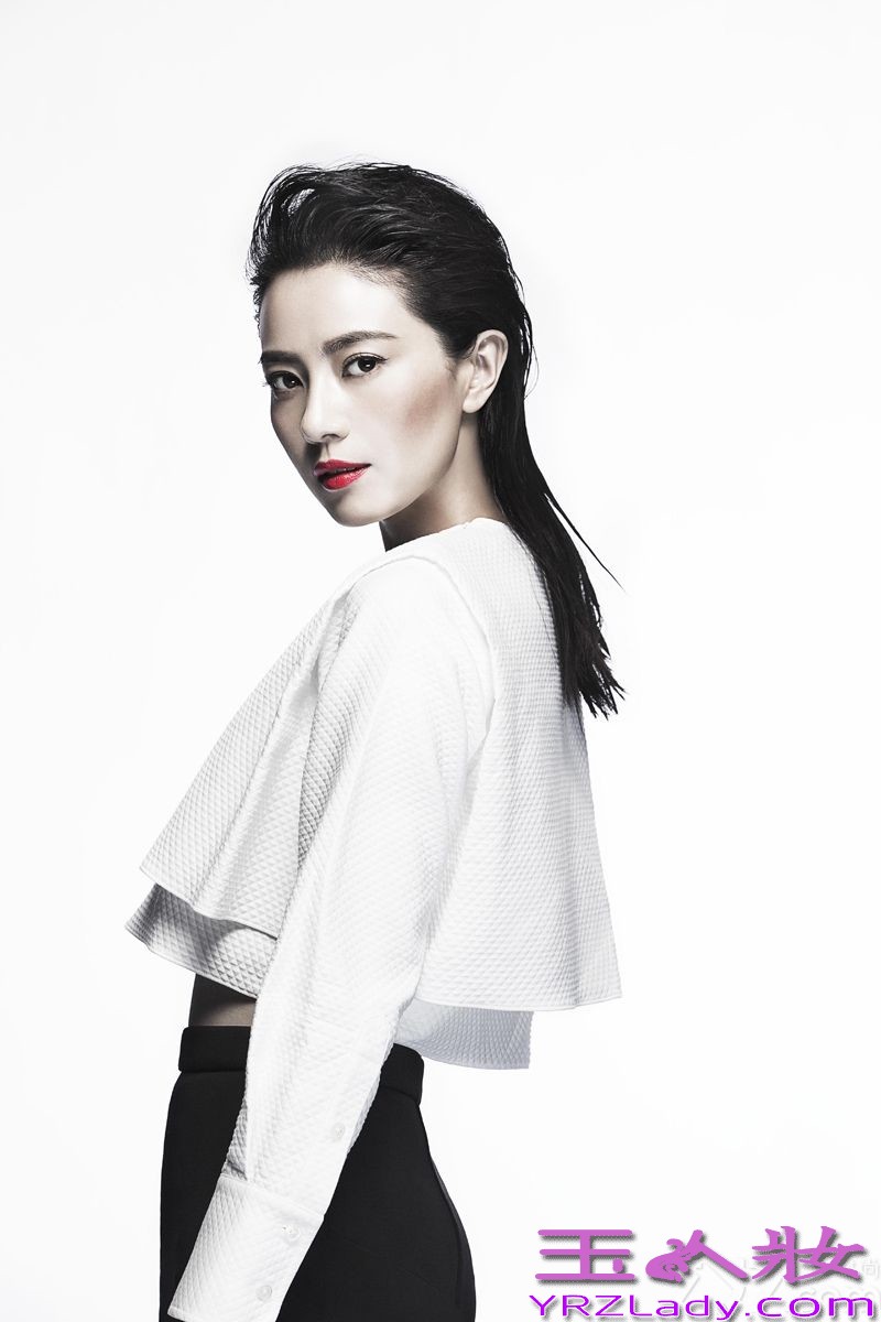 近日，高圆圆为某时尚电影杂志拍摄了一组封面大片，高圆圆首次大胆突破，一改往日优雅清纯的“女神”形象，硬朗帅气的风格和极具冲击力的视觉效果，赋予这组写真一种神秘的性感。非黑即白的画面里一抹鲜艳红唇跃然纸面，犹如上世纪三四十年代希区柯克电影里的女主角，神秘诡谲却冷艳迷人。