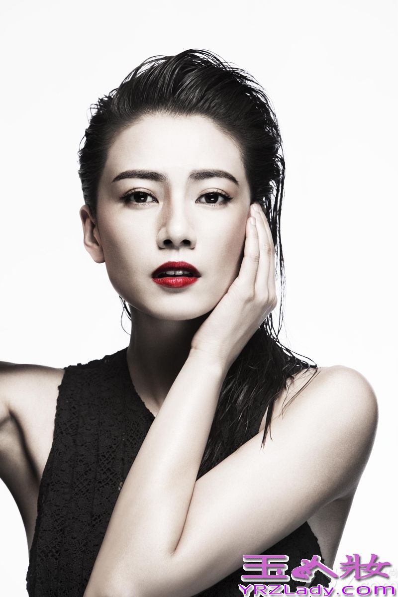 近日，高圆圆为某时尚电影杂志拍摄了一组封面大片，高圆圆首次大胆突破，一改往日优雅清纯的“女神”形象，硬朗帅气的风格和极具冲击力的视觉效果，赋予这组写真一种神秘的性感。非黑即白的画面里一抹鲜艳红唇跃然纸面，犹如上世纪三四十年代希区柯克电影里的女主角，神秘诡谲却冷艳迷人。