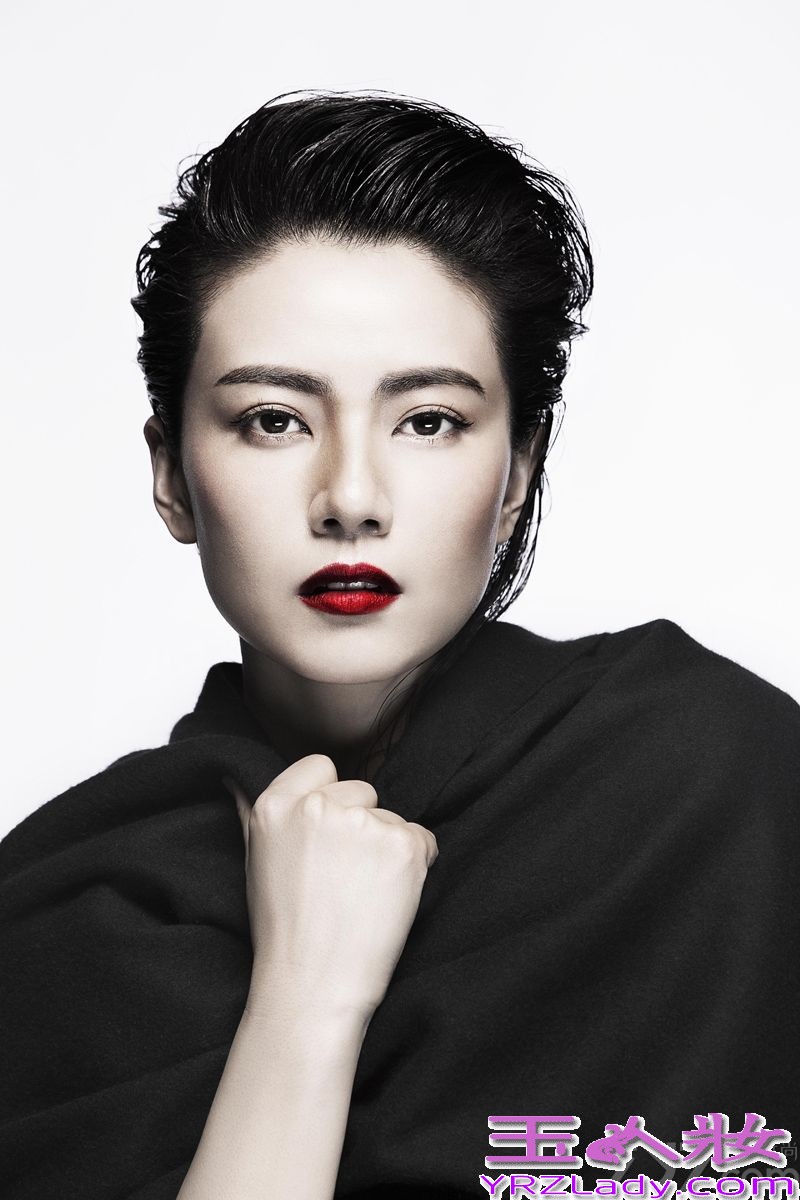 近日，高圆圆为某时尚电影杂志拍摄了一组封面大片，高圆圆首次大胆突破，一改往日优雅清纯的“女神”形象，硬朗帅气的风格和极具冲击力的视觉效果，赋予这组写真一种神秘的性感。非黑即白的画面里一抹鲜艳红唇跃然纸面，犹如上世纪三四十年代希区柯克电影里的女主角，神秘诡谲却冷艳迷人。