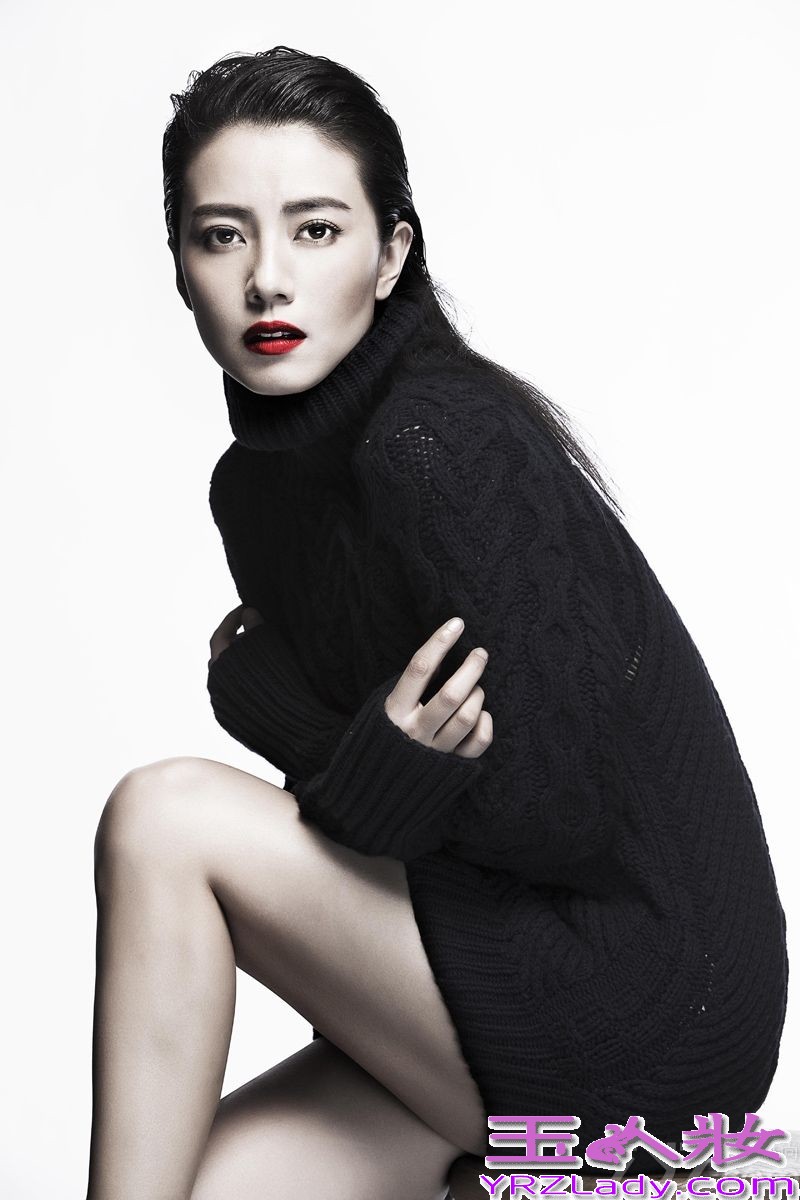 近日，高圆圆为某时尚电影杂志拍摄了一组封面大片，高圆圆首次大胆突破，一改往日优雅清纯的“女神”形象，硬朗帅气的风格和极具冲击力的视觉效果，赋予这组写真一种神秘的性感。非黑即白的画面里一抹鲜艳红唇跃然纸面，犹如上世纪三四十年代希区柯克电影里的女主角，神秘诡谲却冷艳迷人。