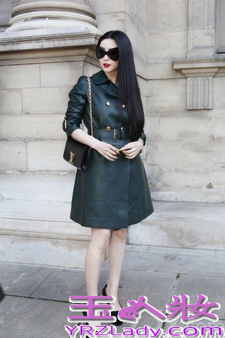 北京时间3月5日，路易·威登（Louis Vuitton）2014-2015秋冬女装秀于巴黎卢浮宫十字广场上演，范冰冰作为路易·威登全球代言人现身这场巴黎时装周的压轴大秀，再次成为了秀场的前排嘉宾。当天与其同场看秀的艺人还有著名美国演员科洛·塞维尼（Chloe Sevigny）、法国演员蕾雅·塞杜（Léa Seydoux）、日本演员菊地凛子等。路易·威登每年都是巴黎时装周的压轴大秀，也是最多媒体聚焦的秀场。范冰冰自成为路易·威登全球代言人之后，始终与该品牌保持着相当默契的合作关系。看秀当天，范冰冰身着路易·威登2014早秋系列墨绿色皮质风衣亮相秀场，经典红唇透发动人魅力，金色指甲彰显优雅奢华。值得一提的是，此次范冰冰是巴黎时装周上唯一一位以全球品牌代言人身份亮相的女星，这也意味着华人女星在国际时尚界中占据了愈加重要的位置。范冰冰这一番亮相引来大批中外媒体的聚焦和报道，媒体们纷纷对范冰冰此次的时装周之行给予了很高的评价，并称其为“时尚明星的成功范本”。