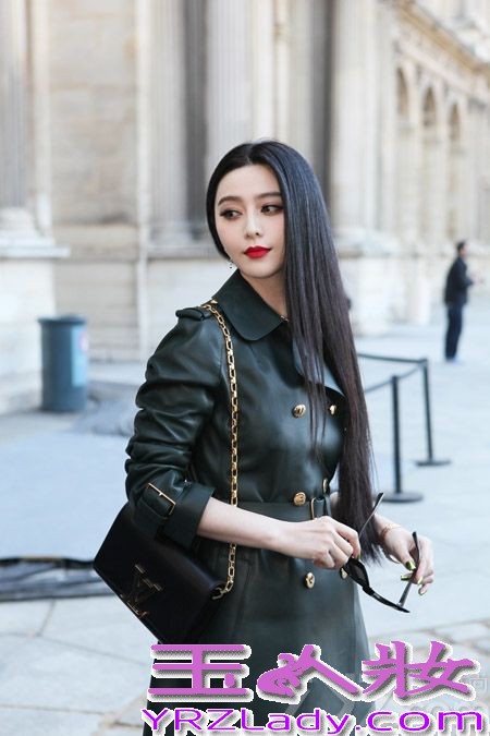 北京时间3月5日，路易·威登（Louis Vuitton）2014-2015秋冬女装秀于巴黎卢浮宫十字广场上演，范冰冰作为路易·威登全球代言人现身这场巴黎时装周的压轴大秀，再次成为了秀场的前排嘉宾。当天与其同场看秀的艺人还有著名美国演员科洛·塞维尼（Chloe Sevigny）、法国演员蕾雅·塞杜（Léa Seydoux）、日本演员菊地凛子等。路易·威登每年都是巴黎时装周的压轴大秀，也是最多媒体聚焦的秀场。范冰冰自成为路易·威登全球代言人之后，始终与该品牌保持着相当默契的合作关系。看秀当天，范冰冰身着路易·威登2014早秋系列墨绿色皮质风衣亮相秀场，经典红唇透发动人魅力，金色指甲彰显优雅奢华。值得一提的是，此次范冰冰是巴黎时装周上唯一一位以全球品牌代言人身份亮相的女星，这也意味着华人女星在国际时尚界中占据了愈加重要的位置。范冰冰这一番亮相引来大批中外媒体的聚焦和报道，媒体们纷纷对范冰冰此次的时装周之行给予了很高的评价，并称其为“时尚明星的成功范本”。