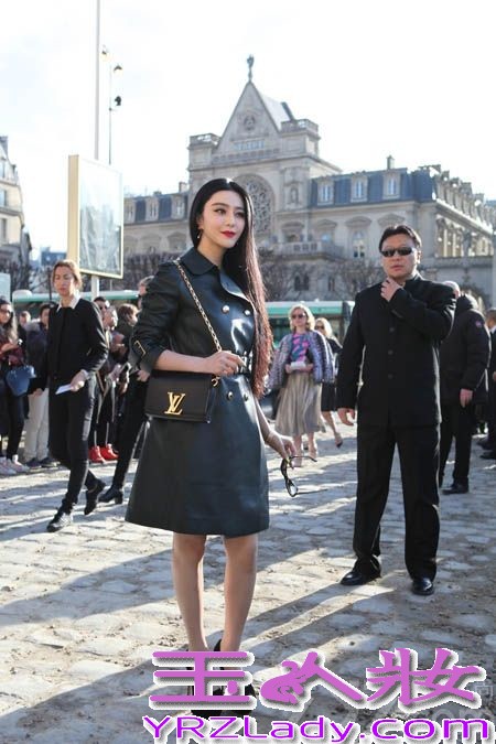 北京时间3月5日，路易·威登（Louis Vuitton）2014-2015秋冬女装秀于巴黎卢浮宫十字广场上演，范冰冰作为路易·威登全球代言人现身这场巴黎时装周的压轴大秀，再次成为了秀场的前排嘉宾。当天与其同场看秀的艺人还有著名美国演员科洛·塞维尼（Chloe Sevigny）、法国演员蕾雅·塞杜（Léa Seydoux）、日本演员菊地凛子等。路易·威登每年都是巴黎时装周的压轴大秀，也是最多媒体聚焦的秀场。范冰冰自成为路易·威登全球代言人之后，始终与该品牌保持着相当默契的合作关系。看秀当天，范冰冰身着路易·威登2014早秋系列墨绿色皮质风衣亮相秀场，经典红唇透发动人魅力，金色指甲彰显优雅奢华。值得一提的是，此次范冰冰是巴黎时装周上唯一一位以全球品牌代言人身份亮相的女星，这也意味着华人女星在国际时尚界中占据了愈加重要的位置。范冰冰这一番亮相引来大批中外媒体的聚焦和报道，媒体们纷纷对范冰冰此次的时装周之行给予了很高的评价，并称其为“时尚明星的成功范本”。