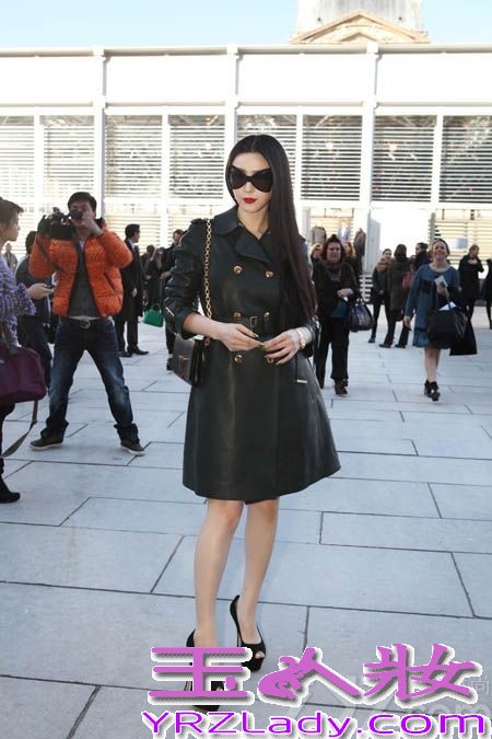 北京时间3月5日，路易·威登（Louis Vuitton）2014-2015秋冬女装秀于巴黎卢浮宫十字广场上演，范冰冰作为路易·威登全球代言人现身这场巴黎时装周的压轴大秀，再次成为了秀场的前排嘉宾。当天与其同场看秀的艺人还有著名美国演员科洛·塞维尼（Chloe Sevigny）、法国演员蕾雅·塞杜（Léa Seydoux）、日本演员菊地凛子等。路易·威登每年都是巴黎时装周的压轴大秀，也是最多媒体聚焦的秀场。范冰冰自成为路易·威登全球代言人之后，始终与该品牌保持着相当默契的合作关系。看秀当天，范冰冰身着路易·威登2014早秋系列墨绿色皮质风衣亮相秀场，经典红唇透发动人魅力，金色指甲彰显优雅奢华。值得一提的是，此次范冰冰是巴黎时装周上唯一一位以全球品牌代言人身份亮相的女星，这也意味着华人女星在国际时尚界中占据了愈加重要的位置。范冰冰这一番亮相引来大批中外媒体的聚焦和报道，媒体们纷纷对范冰冰此次的时装周之行给予了很高的评价，并称其为“时尚明星的成功范本”。