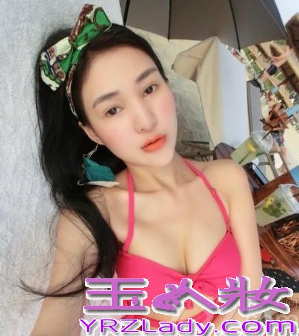 郭美美（Jocie），新加坡人，华语女歌手。曾参加新加坡全国偶像选拔电视节目[1]《全民偶像星登场》，夺下冠军。正式发行个人专辑之前，在新加坡以漫画人物出现在萤光幕前，演唱《老鼠爱大米》，迅速获得新马一带歌迷朋友的喜爱，创下惊人的销售纪录。
第二张EP《不怕不怕》（No More Panic）演唱《麦阿喜》（Dragostea Din Tei）的中文版，再度吸引了消费大众，电台点播不断，销售成绩也一片看好。
2006年发行第一张个人专辑《不怕不怕》深获好评，并获得全球华语歌曲排行榜、9+2音乐先锋榜等奖项的新人奖。郭美美比基尼自拍写真，性感美女S曲线毕露无遗。