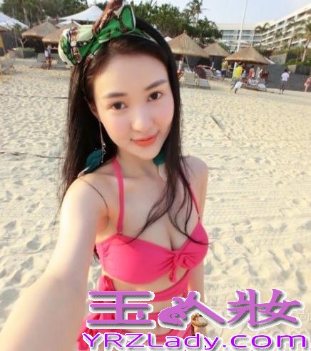 郭美美（Jocie），新加坡人，华语女歌手。曾参加新加坡全国偶像选拔电视节目[1]《全民偶像星登场》，夺下冠军。正式发行个人专辑之前，在新加坡以漫画人物出现在萤光幕前，演唱《老鼠爱大米》，迅速获得新马一带歌迷朋友的喜爱，创下惊人的销售纪录。
第二张EP《不怕不怕》（No More Panic）演唱《麦阿喜》（Dragostea Din Tei）的中文版，再度吸引了消费大众，电台点播不断，销售成绩也一片看好。
2006年发行第一张个人专辑《不怕不怕》深获好评，并获得全球华语歌曲排行榜、9+2音乐先锋榜等奖项的新人奖。郭美美比基尼自拍写真，性感美女S曲线毕露无遗。