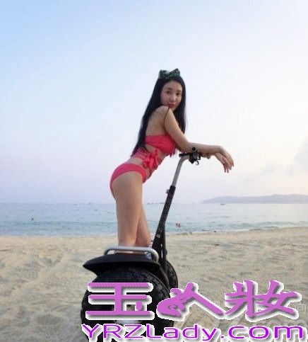 郭美美（Jocie），新加坡人，华语女歌手。曾参加新加坡全国偶像选拔电视节目[1]《全民偶像星登场》，夺下冠军。正式发行个人专辑之前，在新加坡以漫画人物出现在萤光幕前，演唱《老鼠爱大米》，迅速获得新马一带歌迷朋友的喜爱，创下惊人的销售纪录。
第二张EP《不怕不怕》（No More Panic）演唱《麦阿喜》（Dragostea Din Tei）的中文版，再度吸引了消费大众，电台点播不断，销售成绩也一片看好。
2006年发行第一张个人专辑《不怕不怕》深获好评，并获得全球华语歌曲排行榜、9+2音乐先锋榜等奖项的新人奖。郭美美比基尼自拍写真，性感美女S曲线毕露无遗。