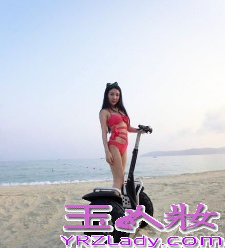 郭美美（Jocie），新加坡人，华语女歌手。曾参加新加坡全国偶像选拔电视节目[1]《全民偶像星登场》，夺下冠军。正式发行个人专辑之前，在新加坡以漫画人物出现在萤光幕前，演唱《老鼠爱大米》，迅速获得新马一带歌迷朋友的喜爱，创下惊人的销售纪录。
第二张EP《不怕不怕》（No More Panic）演唱《麦阿喜》（Dragostea Din Tei）的中文版，再度吸引了消费大众，电台点播不断，销售成绩也一片看好。
2006年发行第一张个人专辑《不怕不怕》深获好评，并获得全球华语歌曲排行榜、9+2音乐先锋榜等奖项的新人奖。郭美美比基尼自拍写真，性感美女S曲线毕露无遗。