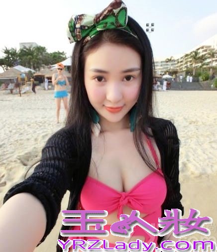 郭美美（Jocie），新加坡人，华语女歌手。曾参加新加坡全国偶像选拔电视节目[1]《全民偶像星登场》，夺下冠军。正式发行个人专辑之前，在新加坡以漫画人物出现在萤光幕前，演唱《老鼠爱大米》，迅速获得新马一带歌迷朋友的喜爱，创下惊人的销售纪录。
第二张EP《不怕不怕》（No More Panic）演唱《麦阿喜》（Dragostea Din Tei）的中文版，再度吸引了消费大众，电台点播不断，销售成绩也一片看好。
2006年发行第一张个人专辑《不怕不怕》深获好评，并获得全球华语歌曲排行榜、9+2音乐先锋榜等奖项的新人奖。郭美美比基尼自拍写真，性感美女S曲线毕露无遗。