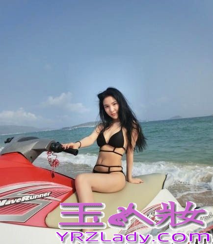 郭美美（Jocie），新加坡人，华语女歌手。曾参加新加坡全国偶像选拔电视节目[1]《全民偶像星登场》，夺下冠军。正式发行个人专辑之前，在新加坡以漫画人物出现在萤光幕前，演唱《老鼠爱大米》，迅速获得新马一带歌迷朋友的喜爱，创下惊人的销售纪录。
第二张EP《不怕不怕》（No More Panic）演唱《麦阿喜》（Dragostea Din Tei）的中文版，再度吸引了消费大众，电台点播不断，销售成绩也一片看好。
2006年发行第一张个人专辑《不怕不怕》深获好评，并获得全球华语歌曲排行榜、9+2音乐先锋榜等奖项的新人奖。郭美美比基尼自拍写真，性感美女S曲线毕露无遗。