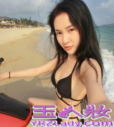 郭美美（Jocie），新加坡人，华语女歌手。曾参加新加坡全国偶像选拔电视节目[1]《全民偶像星登场》，夺下冠军。正式发行个人专辑之前，在新加坡以漫画人物出现在萤光幕前，演唱《老鼠爱大米》，迅速获得新马一带歌迷朋友的喜爱，创下惊人的销售纪录。
第二张EP《不怕不怕》（No More Panic）演唱《麦阿喜》（Dragostea Din Tei）的中文版，再度吸引了消费大众，电台点播不断，销售成绩也一片看好。
2006年发行第一张个人专辑《不怕不怕》深获好评，并获得全球华语歌曲排行榜、9+2音乐先锋榜等奖项的新人奖。郭美美比基尼自拍写真，性感美女S曲线毕露无遗。