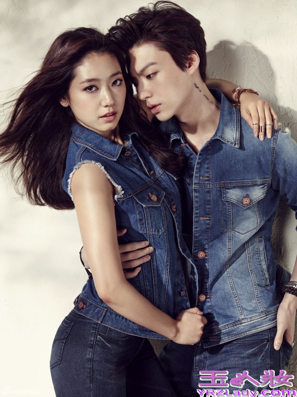 演员朴信惠、安宰贤携手某品牌拍摄了一组充满魅力的情侣写真。搭肩搂腰的情侣姿势及强烈眼神充满诱惑，尽展帅气牛仔时尚。