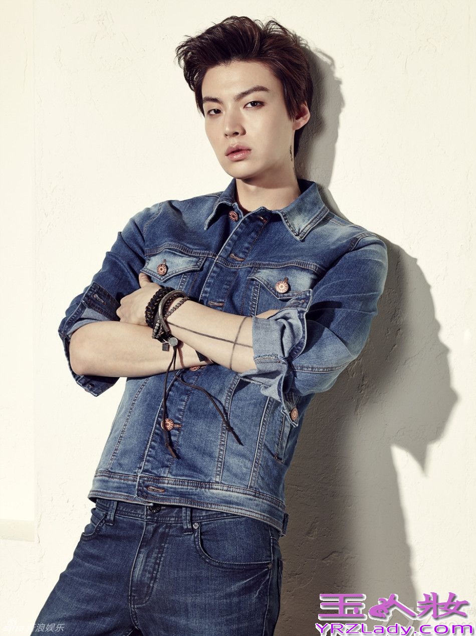 演员朴信惠、安宰贤携手某品牌拍摄了一组充满魅力的情侣写真。搭肩搂腰的情侣姿势及强烈眼神充满诱惑，尽展帅气牛仔时尚。