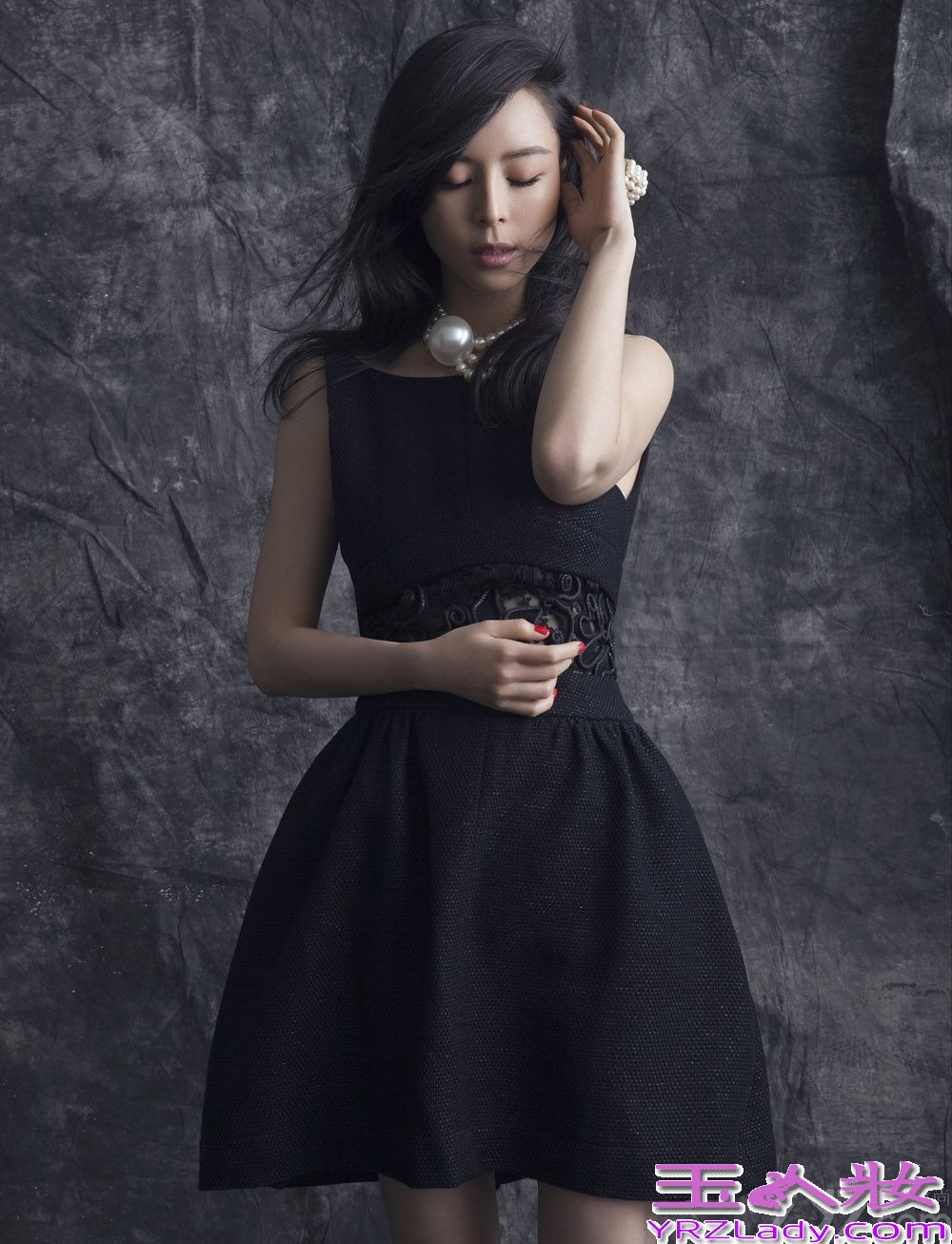 近日，张静初为某时尚杂志拍摄了一组封面大片，精致的妆容彰显出迷人气质，由内而外的自信不但极赋魅力，更是将身上的时装赋予了时尚生命力。