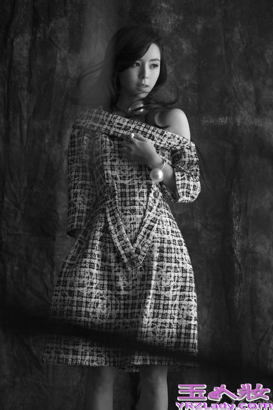 近日，张静初为某时尚杂志拍摄了一组封面大片，精致的妆容彰显出迷人气质，由内而外的自信不但极赋魅力，更是将身上的时装赋予了时尚生命力。