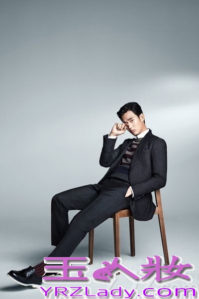 韩国著名男演员金秀贤身穿深色的极简风休闲装和西装，大秀长腿和潇洒无比的型男风范，轻松俘获了无数女性的芳心！一起来看看金秀贤拍摄的这组魅力难挡的时尚写真图片吧！ 