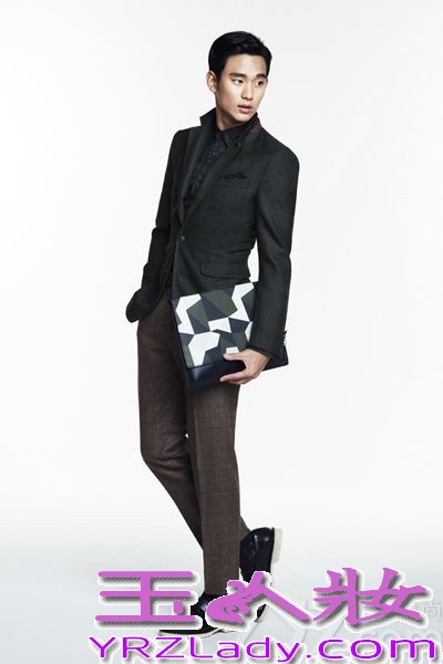 韩国著名男演员金秀贤身穿深色的极简风休闲装和西装，大秀长腿和潇洒无比的型男风范，轻松俘获了无数女性的芳心！一起来看看金秀贤拍摄的这组魅力难挡的时尚写真图片吧！ 