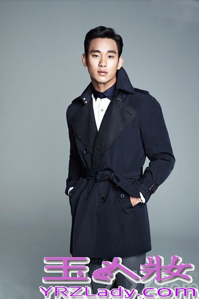 韩国著名男演员金秀贤身穿深色的极简风休闲装和西装，大秀长腿和潇洒无比的型男风范，轻松俘获了无数女性的芳心！一起来看看金秀贤拍摄的这组魅力难挡的时尚写真图片吧！ 