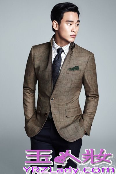 韩国著名男演员金秀贤身穿深色的极简风休闲装和西装，大秀长腿和潇洒无比的型男风范，轻松俘获了无数女性的芳心！一起来看看金秀贤拍摄的这组魅力难挡的时尚写真图片吧！ 