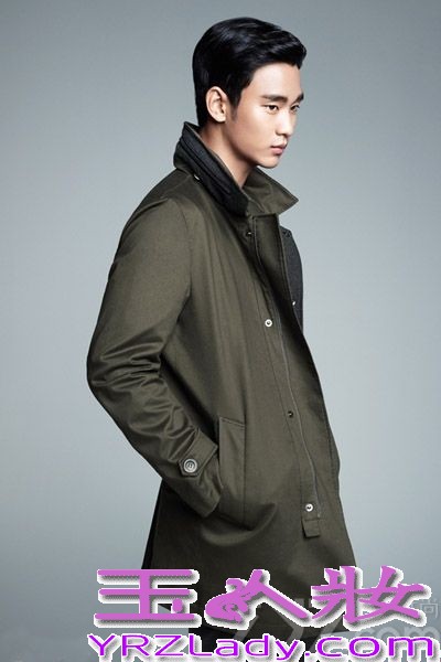 韩国著名男演员金秀贤身穿深色的极简风休闲装和西装，大秀长腿和潇洒无比的型男风范，轻松俘获了无数女性的芳心！一起来看看金秀贤拍摄的这组魅力难挡的时尚写真图片吧！ 