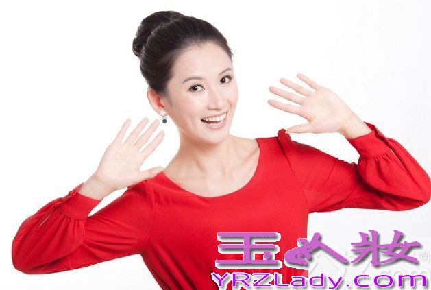 近日，某工作室曝光了一组演员罗忆楠写真花絮照，片中罗忆楠多种造型轮番上阵，时而俏皮可爱如春日暖阳，时而造型复古展典雅气质，时而清新高雅尽现时尚魅力，百变气质让人过目不忘。