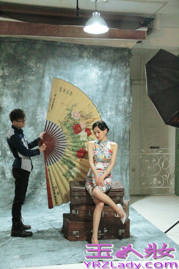 近日，某工作室曝光了一组演员罗忆楠写真花絮照，片中罗忆楠多种造型轮番上阵，时而俏皮可爱如春日暖阳，时而造型复古展典雅气质，时而清新高雅尽现时尚魅力，百变气质让人过目不忘。