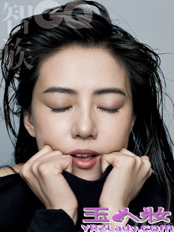 近日，高圆圆为智族GQ杂志拍摄了一组封面大片，并首次以素色裸妆风格在写真中示人。干净的妆容搭配随意的湿发，淡雅质朴的风格里流露出本色质感，优雅自然的同时亦有摩登性感跃然画面。