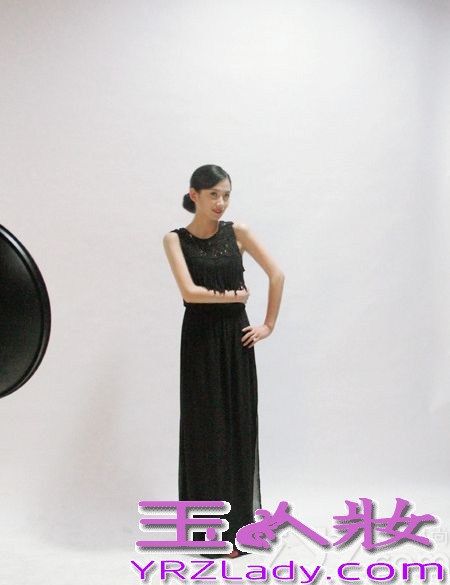 近日，某工作室曝光了一组演员罗忆楠写真花絮照，片中罗忆楠多种造型轮番上阵，时而俏皮可爱如春日暖阳，时而造型复古展典雅气质，时而清新高雅尽现时尚魅力，百变气质让人过目不忘。