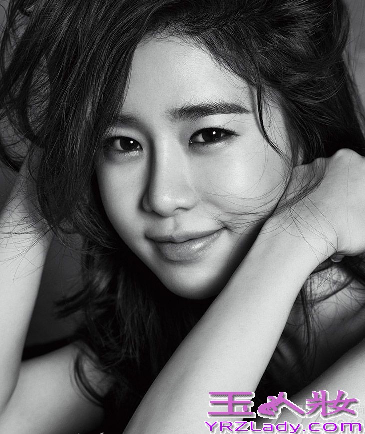 韩国女星刘仁娜因饰演《来自星星的你》女二号而被人所知，刘仁娜近日携手时尚杂志拍摄了一组写真集，以“modern beauty”为概念，写真中大胆露背连衣裙着实性感魅惑。