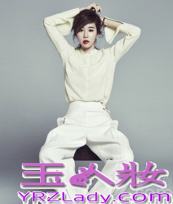 韩国女星刘仁娜因饰演《来自星星的你》女二号而被人所知，刘仁娜近日携手时尚杂志拍摄了一组写真集，以“modern beauty”为概念，写真中大胆露背连衣裙着实性感魅惑。