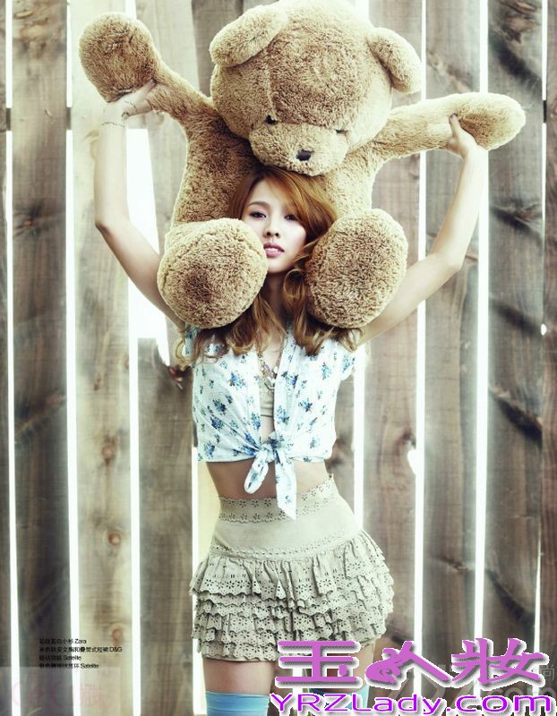 歌舞天后李孝利登《Ceci》6月封面，蓬蓬头、小格子、热裤短裙，曼妙身材，加入时尚元素，熟女魅力展获不少粉丝的心哦。