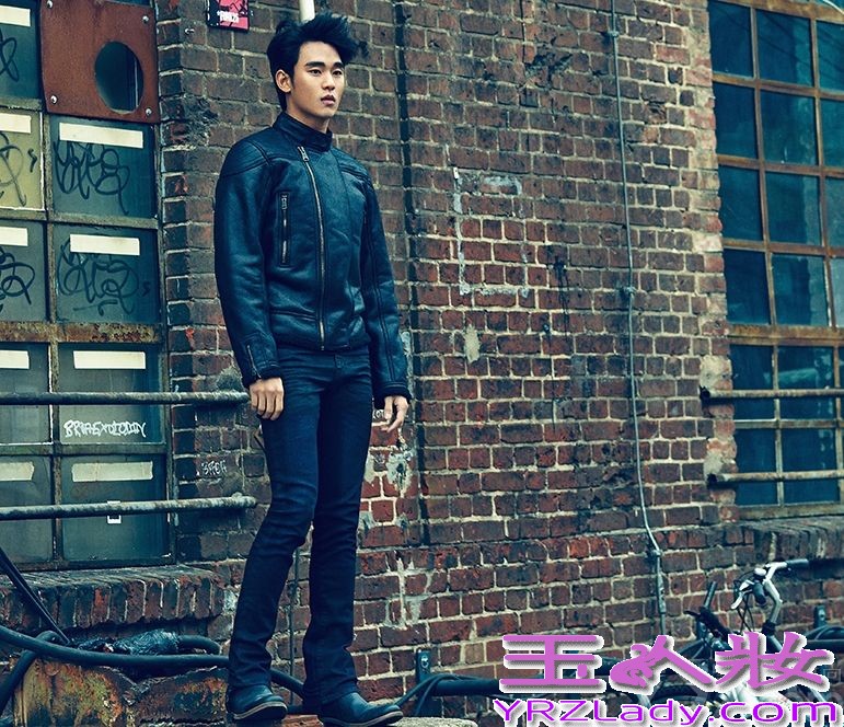 炙手可热的当红韩国男星金秀贤因为饰演《来自星星的你》中的叫兽而被广大粉丝们所喜爱。近日金秀贤分别在德国和韩国拍摄了两组时尚写真，作为Calvin Klein Jeans品牌宣传大使，展现出文艺男青年的帅气形象。