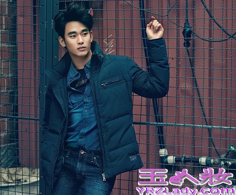 炙手可热的当红韩国男星金秀贤因为饰演《来自星星的你》中的叫兽而被广大粉丝们所喜爱。近日金秀贤分别在德国和韩国拍摄了两组时尚写真，作为Calvin Klein Jeans品牌宣传大使，展现出文艺男青年的帅气形象。