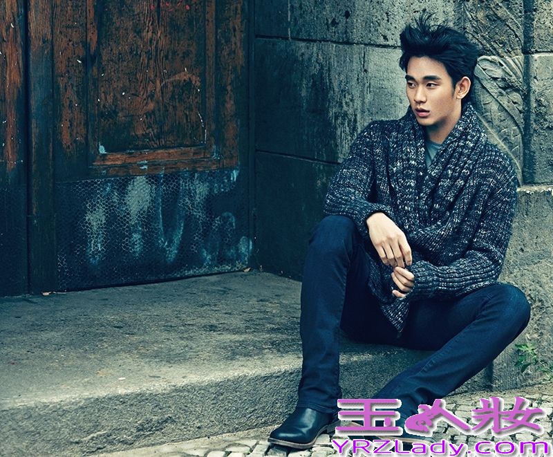 炙手可热的当红韩国男星金秀贤因为饰演《来自星星的你》中的叫兽而被广大粉丝们所喜爱。近日金秀贤分别在德国和韩国拍摄了两组时尚写真，作为Calvin Klein Jeans品牌宣传大使，展现出文艺男青年的帅气形象。