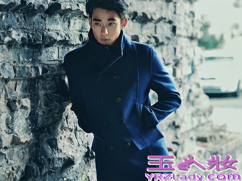 炙手可热的当红韩国男星金秀贤因为饰演《来自星星的你》中的叫兽而被广大粉丝们所喜爱。近日金秀贤分别在德国和韩国拍摄了两组时尚写真，作为Calvin Klein Jeans品牌宣传大使，展现出文艺男青年的帅气形象。