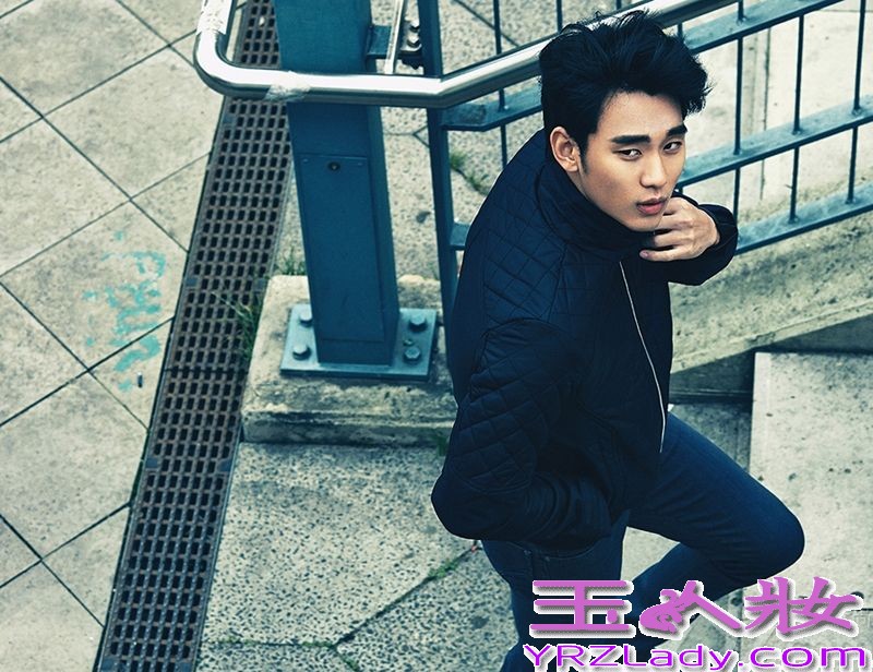 炙手可热的当红韩国男星金秀贤因为饰演《来自星星的你》中的叫兽而被广大粉丝们所喜爱。近日金秀贤分别在德国和韩国拍摄了两组时尚写真，作为Calvin Klein Jeans品牌宣传大使，展现出文艺男青年的帅气形象。