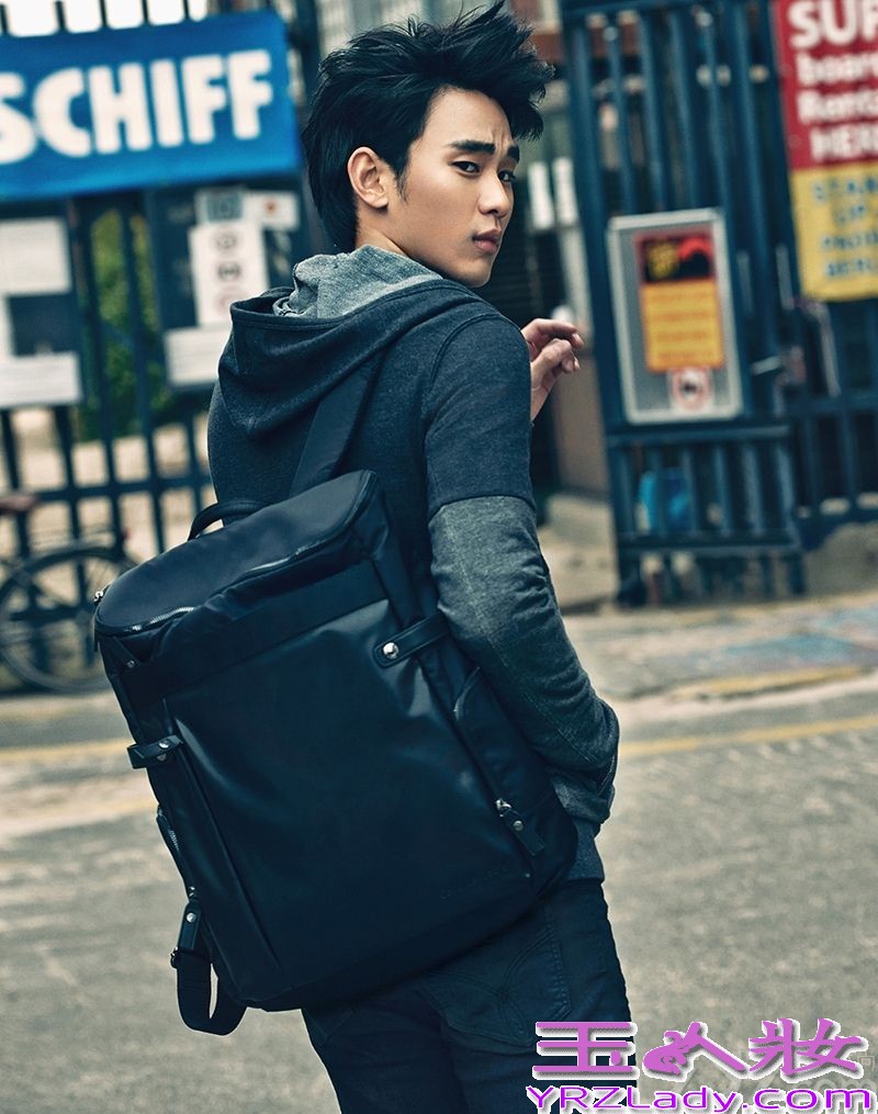 炙手可热的当红韩国男星金秀贤因为饰演《来自星星的你》中的叫兽而被广大粉丝们所喜爱。近日金秀贤分别在德国和韩国拍摄了两组时尚写真，作为Calvin Klein Jeans品牌宣传大使，展现出文艺男青年的帅气形象。