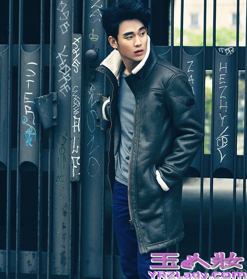 炙手可热的当红韩国男星金秀贤因为饰演《来自星星的你》中的叫兽而被广大粉丝们所喜爱。近日金秀贤分别在德国和韩国拍摄了两组时尚写真，作为Calvin Klein Jeans品牌宣传大使，展现出文艺男青年的帅气形象。