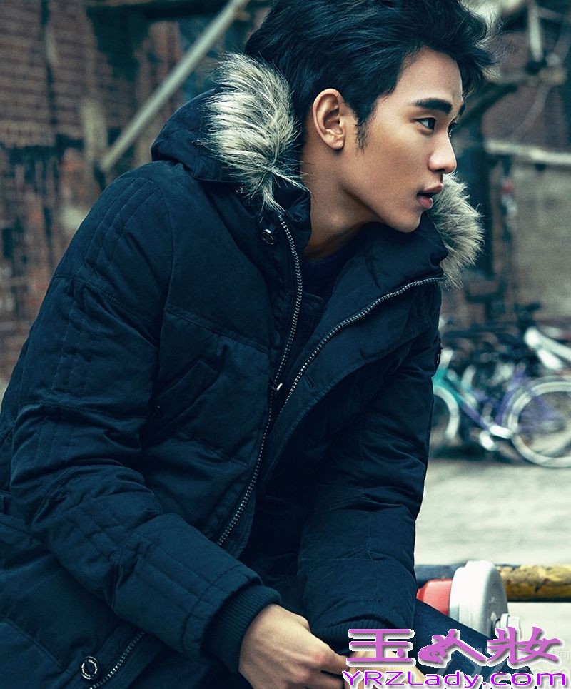 炙手可热的当红韩国男星金秀贤因为饰演《来自星星的你》中的叫兽而被广大粉丝们所喜爱。近日金秀贤分别在德国和韩国拍摄了两组时尚写真，作为Calvin Klein Jeans品牌宣传大使，展现出文艺男青年的帅气形象。