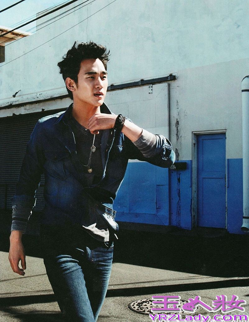 炙手可热的当红韩国男星金秀贤因为饰演《来自星星的你》中的叫兽而被广大粉丝们所喜爱。近日金秀贤分别在德国和韩国拍摄了两组时尚写真，作为Calvin Klein Jeans品牌宣传大使，展现出文艺男青年的帅气形象。