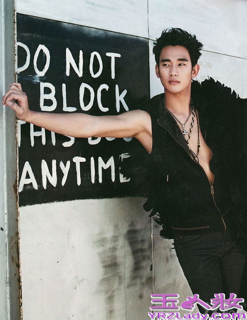 炙手可热的当红韩国男星金秀贤因为饰演《来自星星的你》中的叫兽而被广大粉丝们所喜爱。近日金秀贤分别在德国和韩国拍摄了两组时尚写真，作为Calvin Klein Jeans品牌宣传大使，展现出文艺男青年的帅气形象。