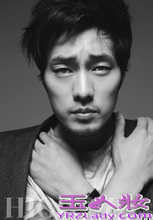 苏志燮，顶级韩流明星，是众多韩剧女粉丝心中的极品男神。忧郁眼神一直是他的独特标志，而不言不语就散发的冷峻魅力更是令人无法忽视他的存在。一起来看看这组完美呈现男性粗犷魅力的帅气写真图片吧！